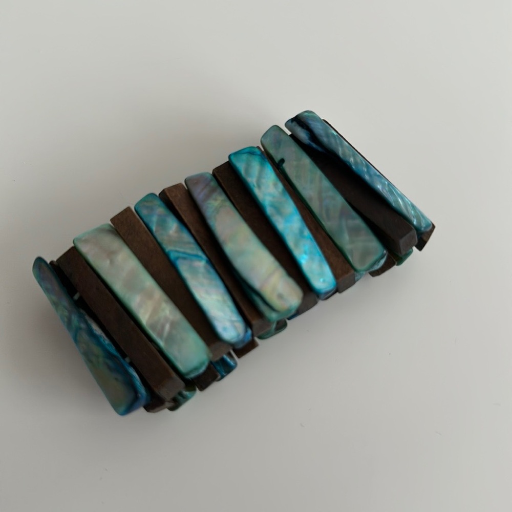 Beautiful statement bracelet with show and wood detail, and lots of stretch!
